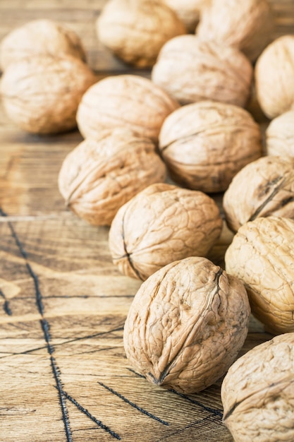 Nueces en superficie de madera oscura de la vendimia. Comida saludable de nogal