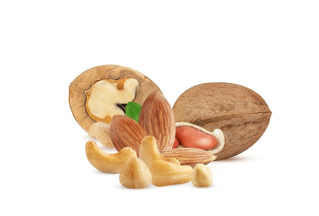 Nueces surtidas sobre una superficie blanca