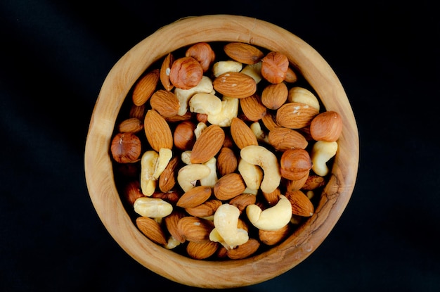 Nueces en surtido en platos de madera vista superior con un lugar para copiar.