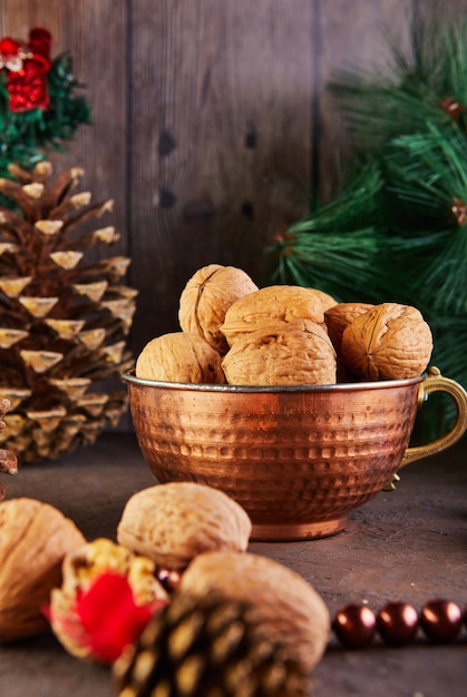 Nueces en taza de hojalata, enteras y picadas, junto al relleno y las cáscaras