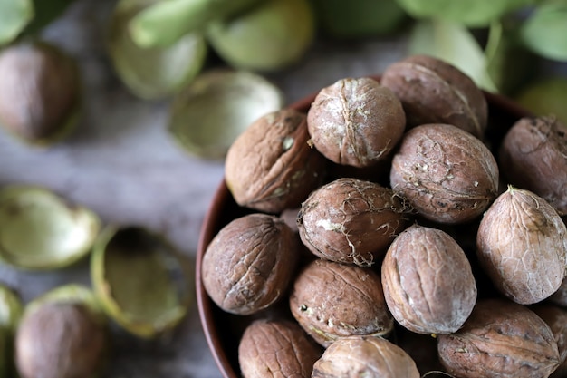 Nueces en un tazón. Las hojas del nogal.