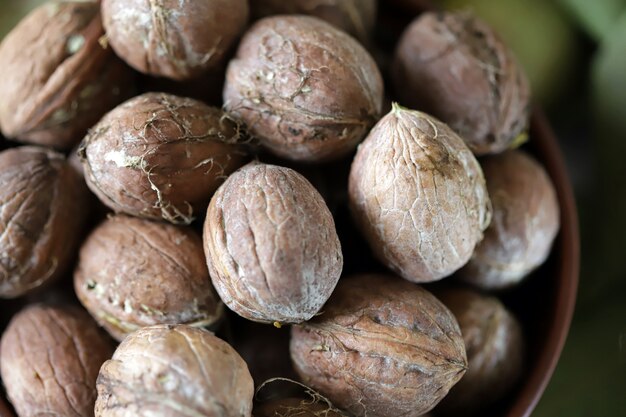 Nueces en un tazón. Las hojas del nogal.