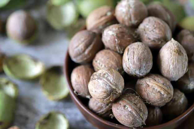 Nueces en un tazón. Las hojas del nogal.