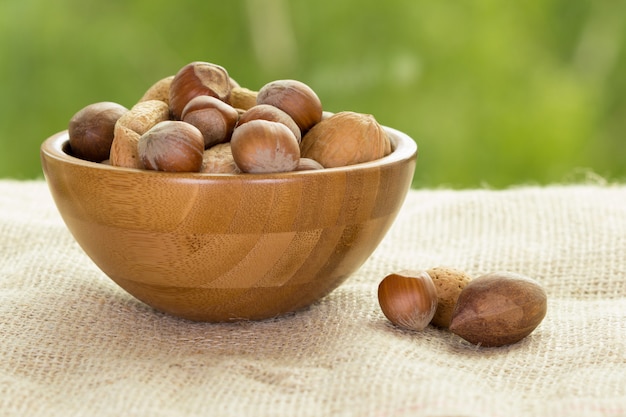 Nueces en un tazón de madera.