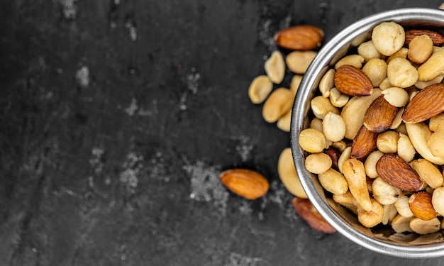 Nueces tostadas y saladas de cerca el enfoque selectivo