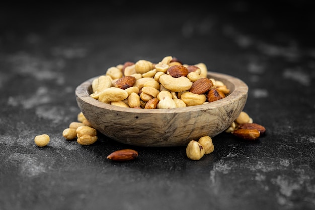 Nueces tostadas y saladas de cerca el enfoque selectivo