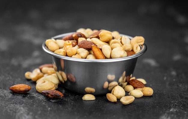 Nueces tostadas y saladas de cerca el enfoque selectivo