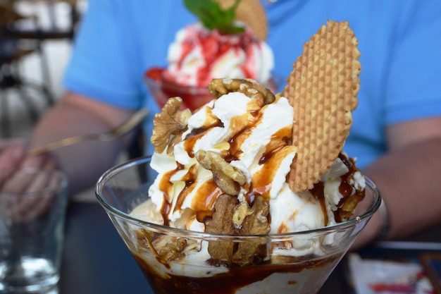 Nueces en un vaso con helado de caramelo