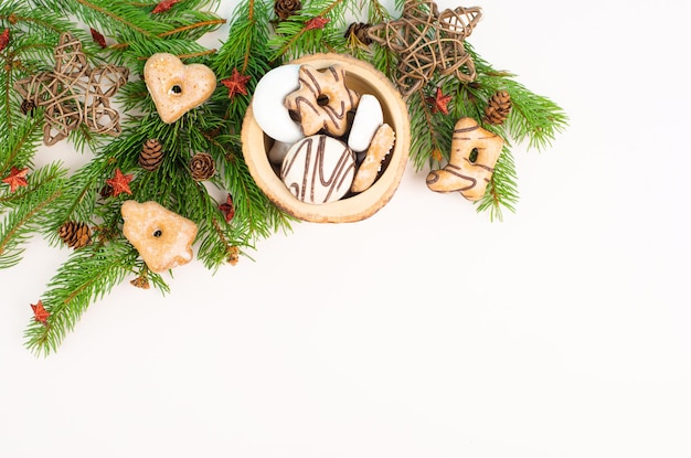 Nürnberger Elisen-Lebkuchenmischung, traditionelle deutsche Weihnachtsbonbons mit Tannenzweigen und Tannenzapfen