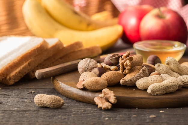 Nüsse und Gewürze auf Holztisch. Planung einer Diät. Entgiftung, gesunde Ernährung und vegetarisches Ernährungskonzept. Ausgewogene Fuits Diät.