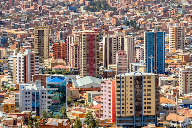 Nuestra Señora de La Paz ciudad colorida de rápido crecimiento con edificios modernos y muchas casas dispersas en la colina en el fondo Bolivia