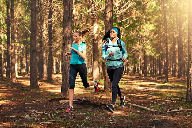 Nuestro lugar favorito para hacer ejercicio es la naturaleza Foto de dos jóvenes deportistas haciendo ejercicio en la naturaleza