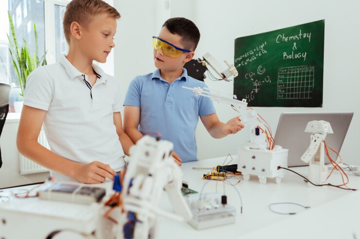 Foto nuestro proyecto. chicos inteligentes y agradables hablando entre ellos mientras discuten su proyecto de ciencia