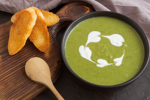 Nützliche Hauptcremesuppe des grünen Gemüses