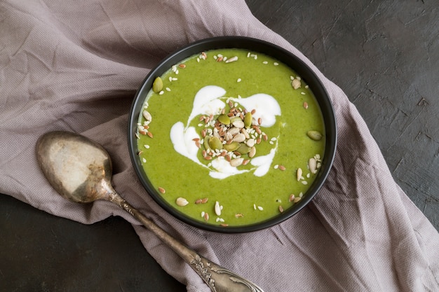 Nützliche Hauptcremesuppe des grünen Gemüses