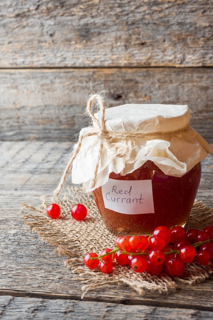 Nützliche Johannisbeermarmelade im Glas.