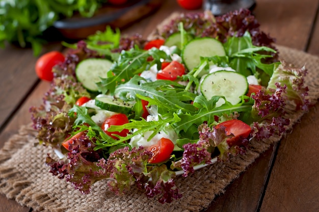 Nützlicher Diät-Salat mit Hüttenkäse, Kräutern und Gemüse