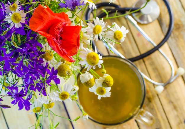 Nützlicher und medizinischer Kräutertee und Blumen in einer Tasse