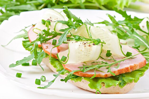 Nützliches Sandwich mit Schinken und Kräutern