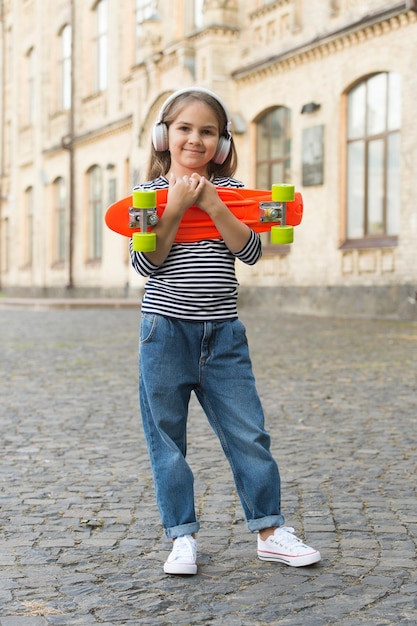 Una nueva aventura te espera Un niño feliz sostiene una pizarra al aire libre Transporte en la superficie Viajes de aventura Actividades infantiles Viajes y pasión por los viajes Vacaciones de verano Deporte y recreación