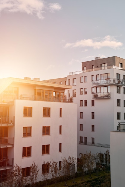 Nueva casa de arquitectura moderna El exterior de un edificio residencial en el fondo del cielo