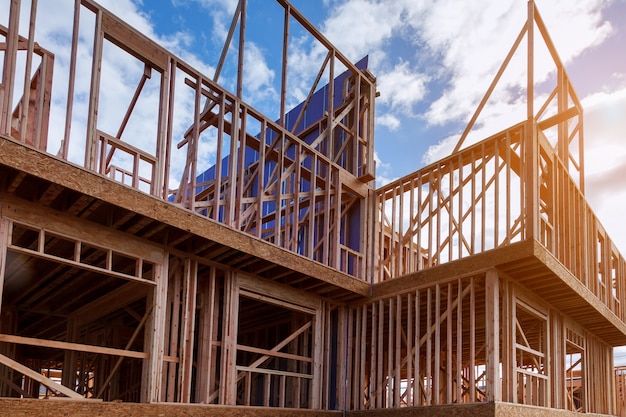 Nueva casa en construcción enmarcada contra un cielo azul