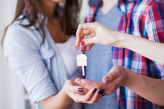 Foto nueva casa divertida pareja joven disfruta y celebra mudarse a una nueva casa