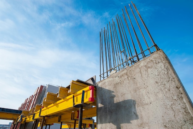 Foto una nueva casa monolítica en construcción contra el cielo azul