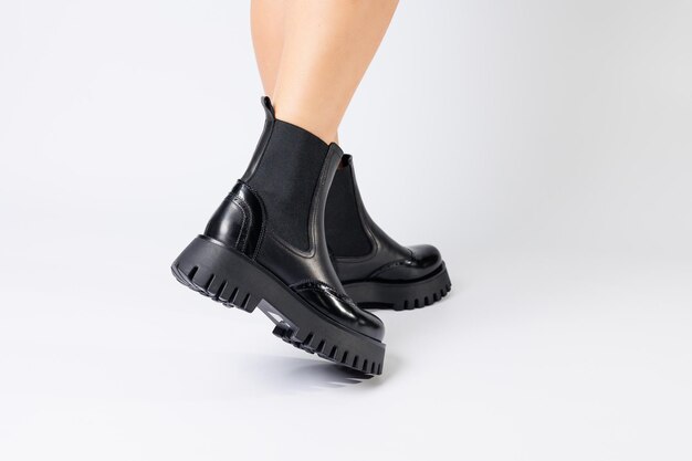 Nueva colección de zapatos de mujer primavera 2022 piernas de niñas en zapatos nuevos Piernas en botas negras Botas bajas para correr hechas de cuero genuino