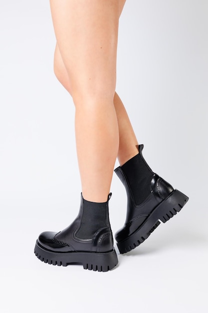 Nueva colección de zapatos de mujer primavera 2022 piernas de niñas en zapatos nuevos Piernas en botas negras Botas bajas para correr hechas de cuero genuino