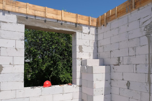 Nueva construcción de una casa de bloques de gas Vista interior de la construcción de una casa de campo