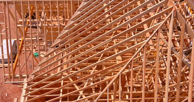 Una nueva construcción con cerchas de madera y vigas de marco que incluyen cerchas de madera vistas desde una vista aérea