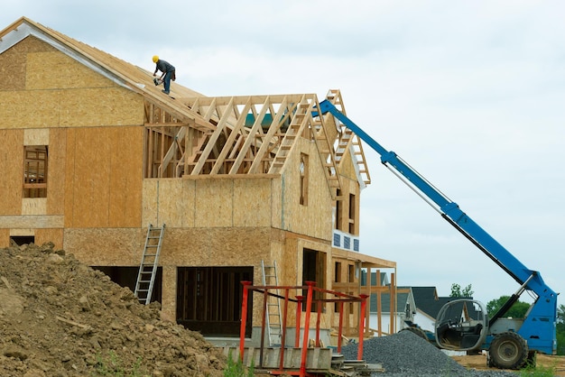 Foto nueva construcción enmarcada de un tablón de madera de la industria del techo de madera contrachapada de la casa