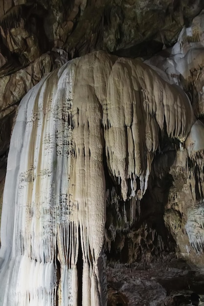 Nueva cueva de Athos con estalactitas y estalagmitas en Abjasia