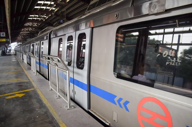 Nueva Delhi India 12 de agosto de 2024 El tren del metro de Delhi llega a la estación de metro de Jhandewalan en Nueva Delhi India Asia El metro público sale de la estación de Jhandevalan