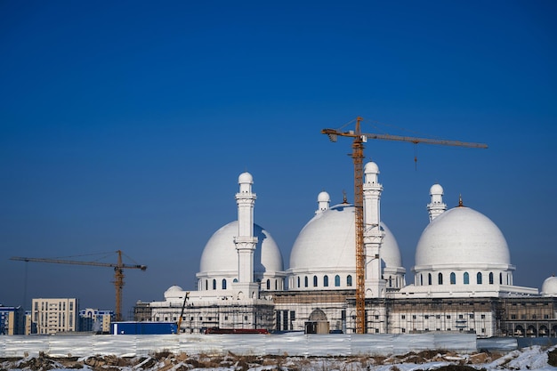 Nueva gran mezquita blanca en construcción para la fe musulmana en Kazajistán