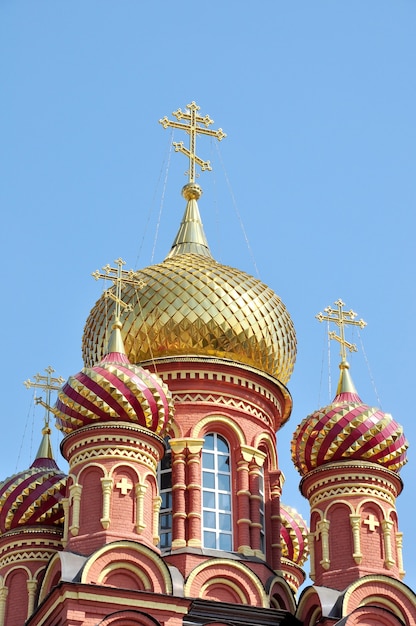 Nueva iglesia con cúpulas doradas en la ciudad de Astrakhan