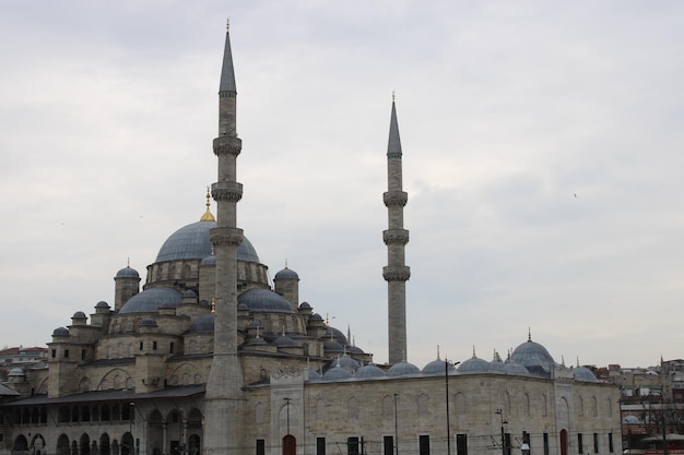 Una nueva mezquita eminonu en estambul Un edificio con un minarete en él