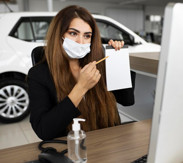 Foto nueva normalidad en la oficina con mascarilla