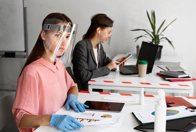 Foto nueva normalidad en la oficina para trabajadores corporativos