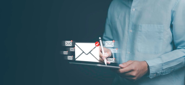 Nueva notificación de correo electrónico para negocios marketing digital comprobación de la bandeja de entrada mensaje en línea mensaje electrónico Alerta de correo electrónico buzón de entrada y virus de spam con advertencia precaución para la protección de la seguridad