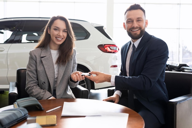 Nueva oferta de seguro de coche en un concesionario de coches