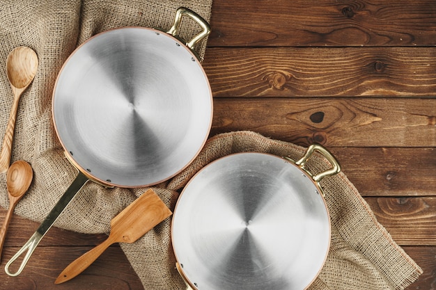 Nueva olla de cobre en la mesa de madera