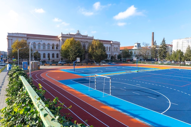 Nueva pista de atletismo roja y azul