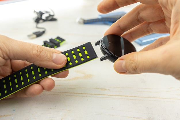 Nueva pulsera de fitness inteligente con pantalla negra en blanco