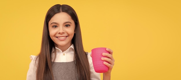 Nueva sed nueva bebida Niño feliz sostenga un vaso de plástico Obedezca la sed que hay en usted Diseño de afiches horizontales Espacio de copia de encabezado de banner web