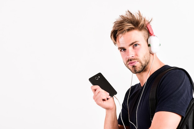 Nueva tecnología copia espacio hombre sin afeitar escuchando música en auriculares hombre musculoso sexy escuchar música deportiva hombre en auriculares aislados en blanco