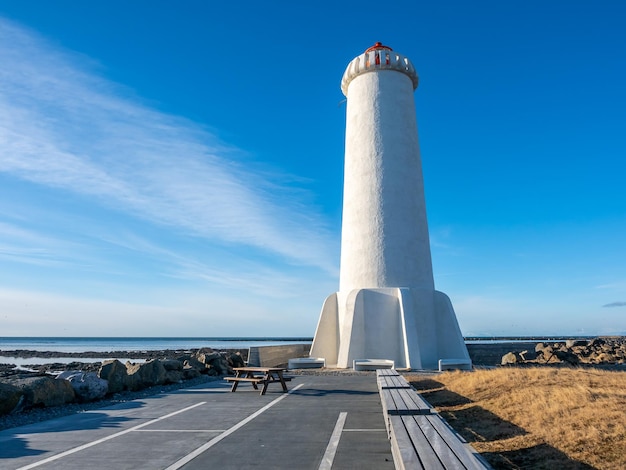 La nueva torre activa del faro Akranes al final de la península en la ciudad bajo un cielo azul Islandia