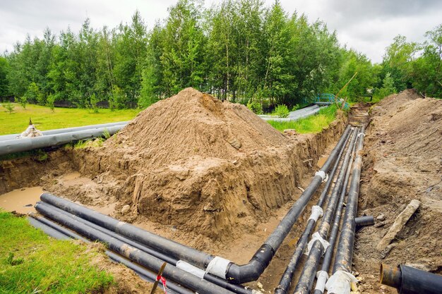 Nueva tubería de calefacción en la trinchera excavada en la ciudad.