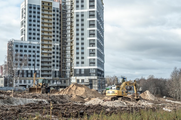 Nueva York EE.UU. 25 de noviembre de 2022 Construcción de un edificio moderno de varios pisos Nuevo desarrollo de una zona residencial